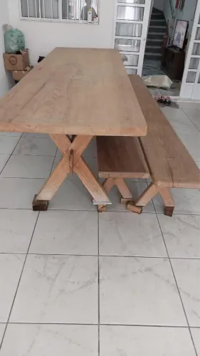 Conjunto de mesa e bancos
