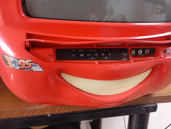 Tv relâmpago McQueen falta acessórios