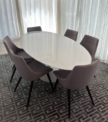 Mesa de jantar redonda com 6 cadeiras estofadas - design moderno