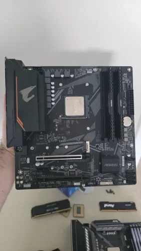 KIT AM4 | RYZEN 7 5700X3D | B550 AUROS ELITE | 32GB CORSAIR VENGEANCE 3200MHZ