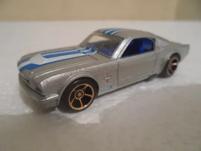 Miniatura Hot Wheels '69 Mustang Fastback prata com detalhes em azul