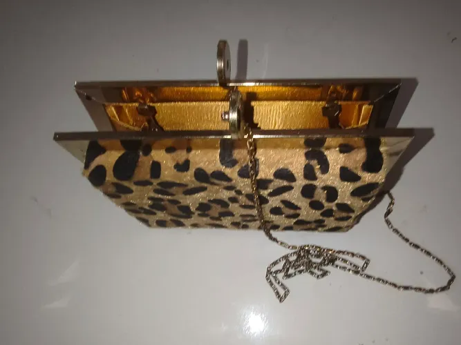 Clutch Leopardo de pelúcia , alça de metal .