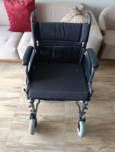 Cadeira de Rodas Dellamed Modelo D400.
