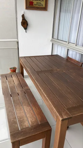 Mesa de varanda retangular com banco e três cadeiras 