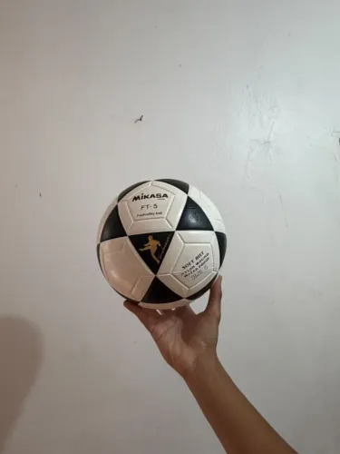 Bola mikasa FT5 original nova! Prá quem gosta de qualidade no futebol de areia...