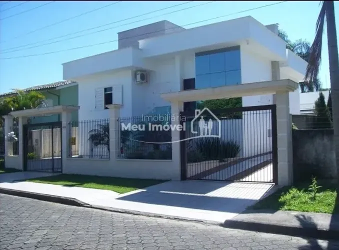 Casa 3 dorm Piscina localizada a 300m da Av Centenário Criciúma ACEITA parcelamento direto