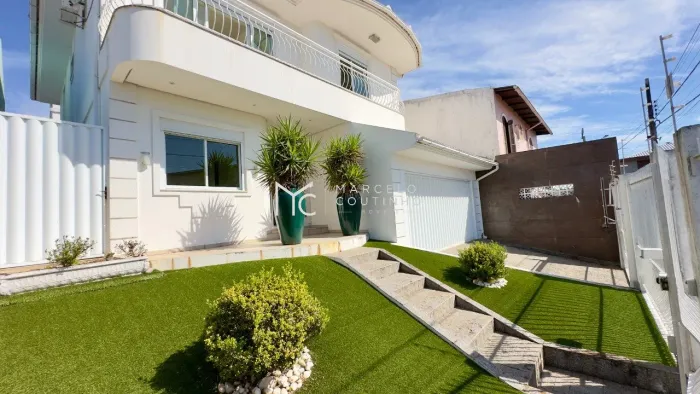 Casa 3 suítes com piscina no Balneário do Estreito, 349 m², 2 vagas e churrasqueira