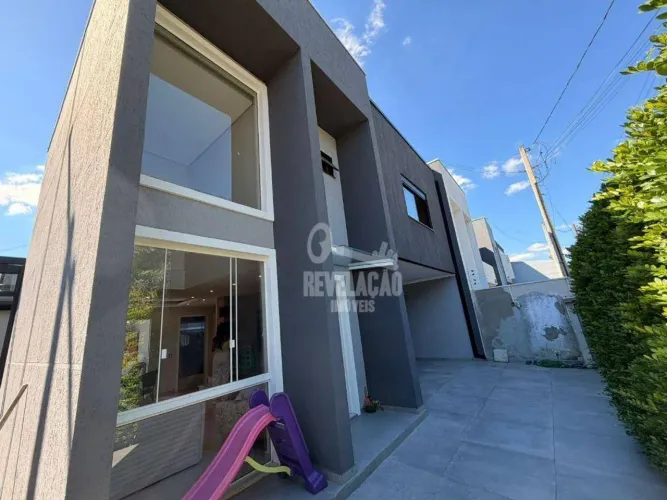 Sobrado com 230 m² integrado a ampla área verde no Bairro Aristocrata