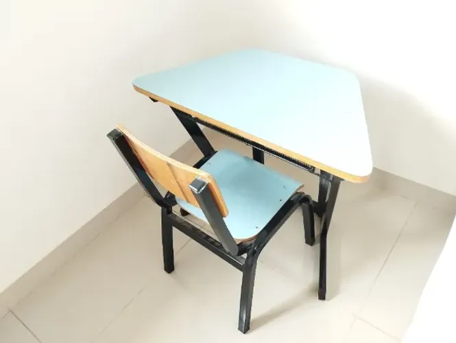 Conjunto escolar infantil com mesa e cadeira