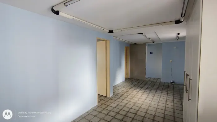 Ampla sala em andar alto