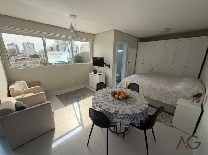 Studio mobiliado para aluguel possui 33 m² e 02 vagas em Estreito - Florianópolis - SC