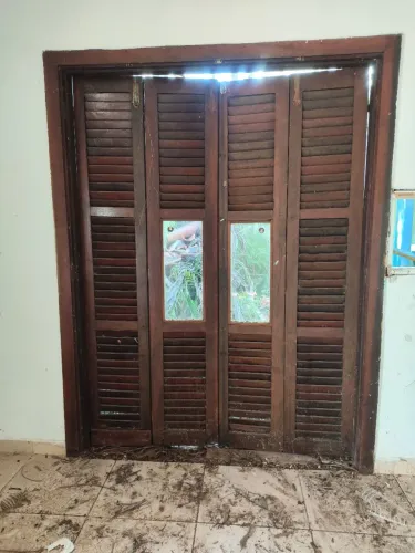 Porta camarão dupla com veneziana, vidro e caixonete