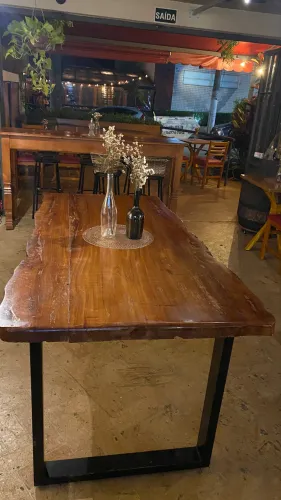 Mesa Modelo único Com Tampo em Madeira De Demolição - 168cm L. x 85cm P. x 80cm A