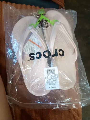 Sandália Crocs nova, ganhei da minha patroa só que não deu em mim.