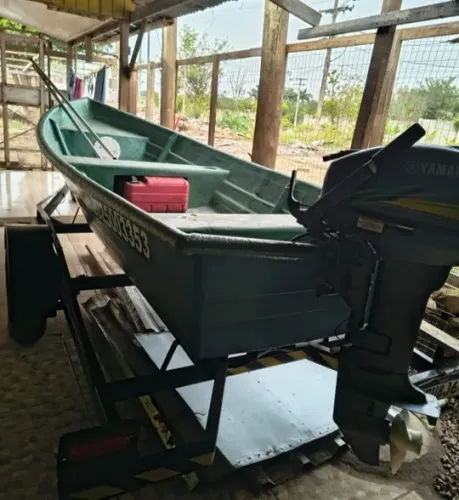 Barco 6 lugares com motor Yamaha 15 HP, reboque emplacado e baixíssimo uso