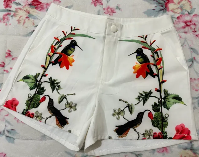 Shorts branco desenho pássaros