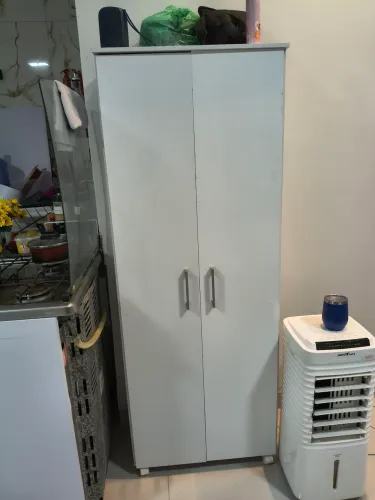 Armário vertical multifuncional