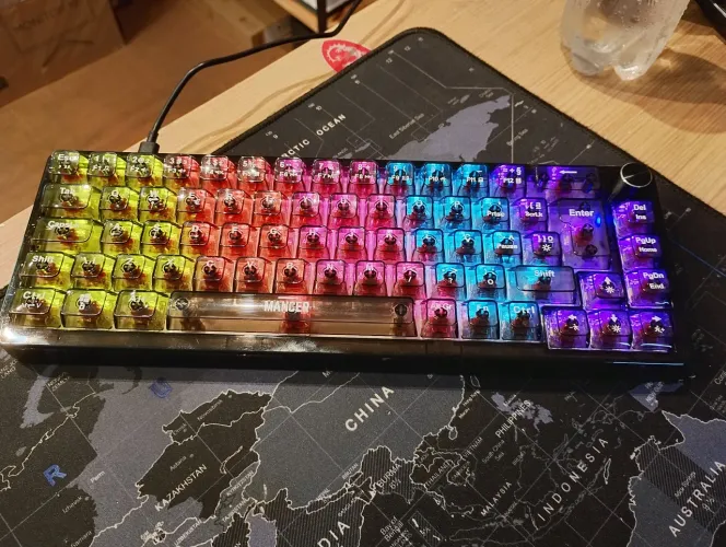 Teclado mecânico Mancer RGB com corpo e teclas transparentes!