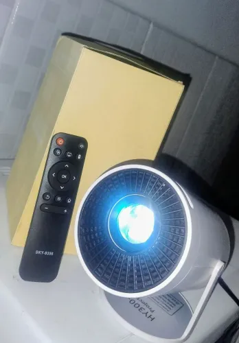 Projetor HY300 Android 11 + Suporte de Parede/Teto - Novo, Menos de um Mês