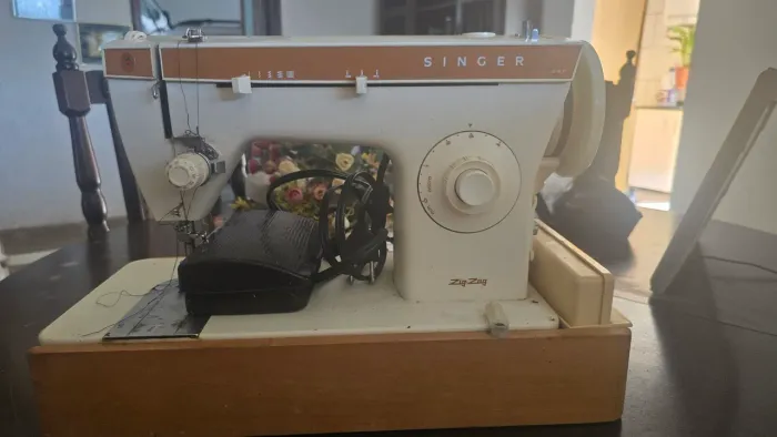 Máquina de costura Singer 247 zig zag 220volts