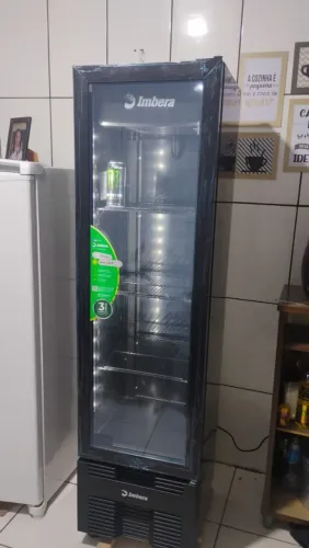 Geladeira expositora de bebidas imbera ao black 244L