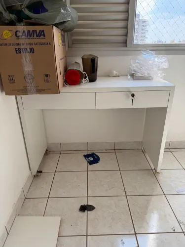 Mesa de estudo em madeira com rodinhas e gaveta com chaves