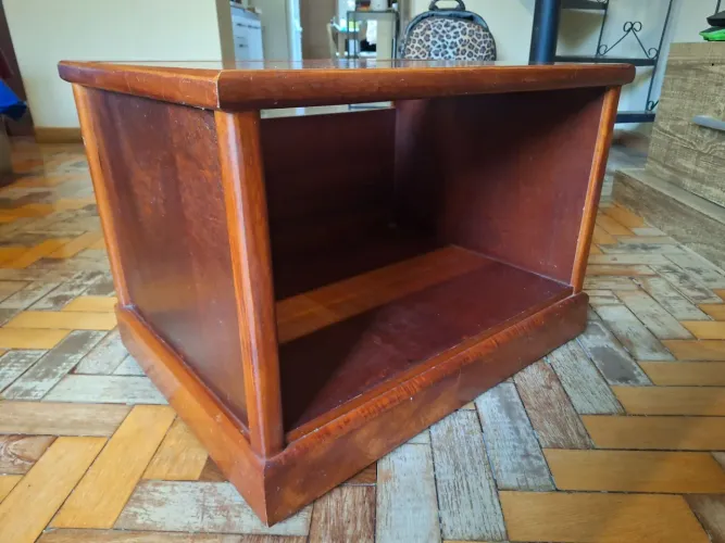 Mesa Auxiliar / Mesa de Centro em Madeira com Rodinhas e Nicho