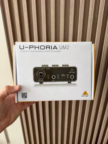 Interface de Áudio Behringer U-Phoria UM2 - na Caixa