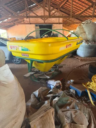 Distribuidor de solidos 1.300kg marca Triton 2021