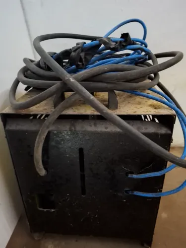 Maquina de solda 250 amperes funcionando muito bem