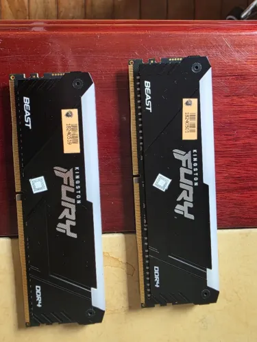 Lote de Memórias DDR4 Kingston Fury Beast 32GB e 16GB, Corsair LPX 16GB