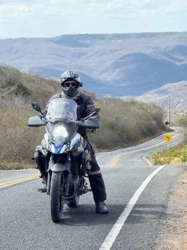 V-strom 650 XT com 3 baús, banco Pedrinho, em estado de zero. Extra.
