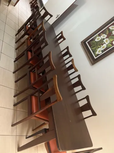 Mesa enorme e resistente + 12 cadeiras (peça difícil de encontrar hoje)