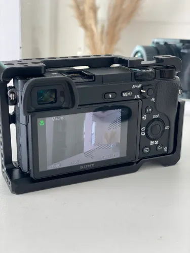 Câmera Sony Alpha a6300 4K com lente 16-50mm OSS e cage SmallRig