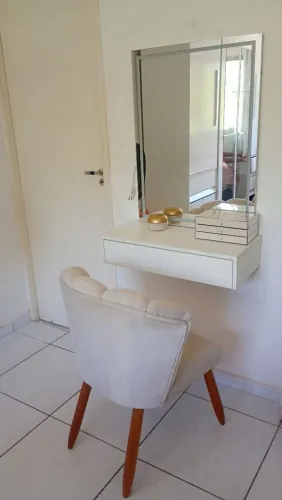 Vende-se penteadeira completa, espelho,cadeira e gaveta com divisória