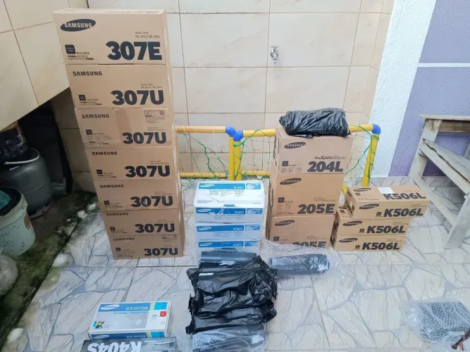 Vendo 46 toners para impressoras originais, Samsung, tem umas unidade de imagem também.