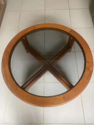 Mesa de centro de madeira com tampo de vidro (82 cm)
