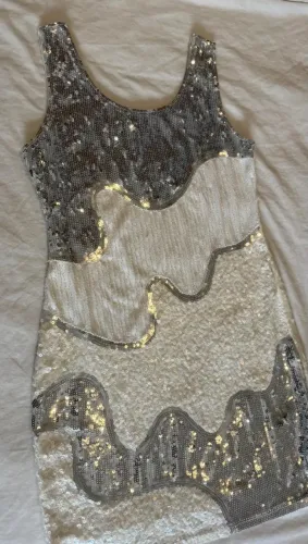 Vestido de festa todo em brilho branco e prata