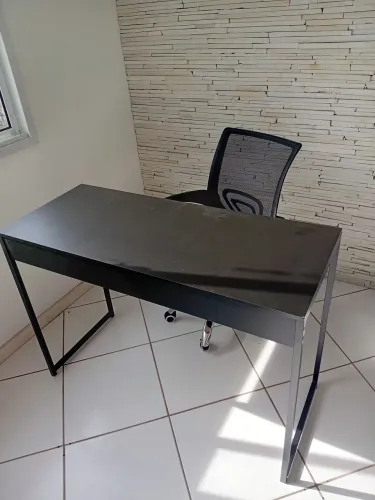 Mesa e cadeira de escritório