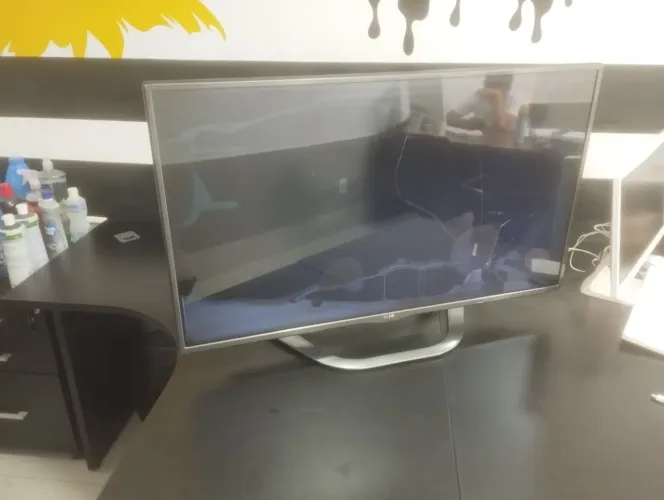 TV SMART LG DE 42 POLEGADAS (42LA6200) - DISPLAY QUEBRADO,