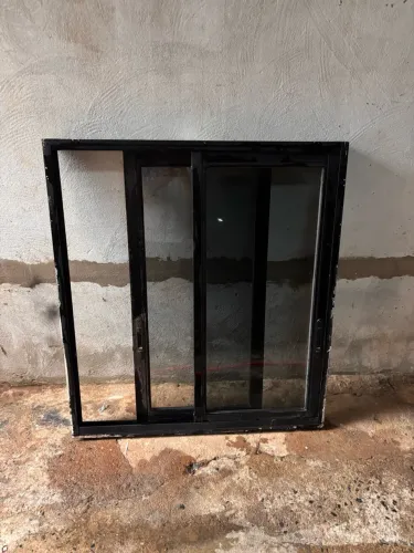Vendo janela de alumínio e vidro preto