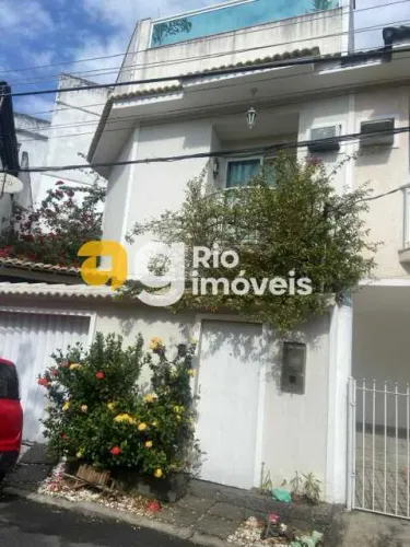 Casa em Condomínio : / Residencial / Bento Ribeiro