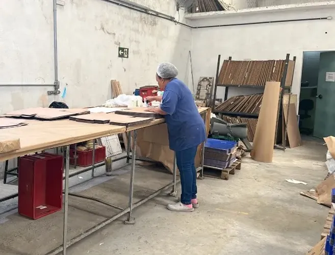 Mesa com pés de ferro e tampão de pedra ardosía para industrias