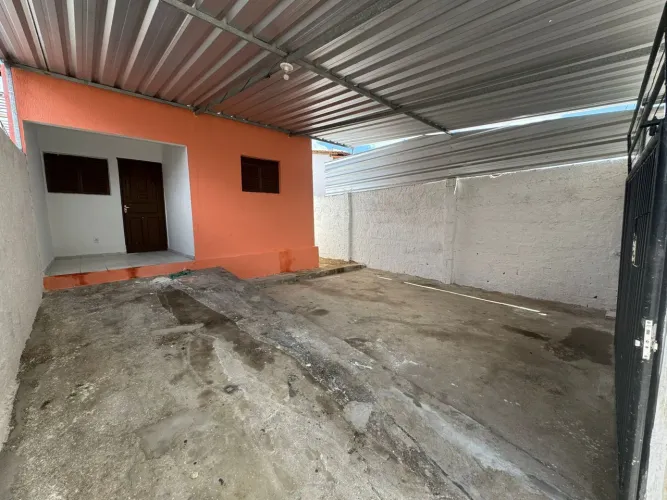 Alugo casa muito grande com quintal e 3 vagas de garagem em rua calçada 