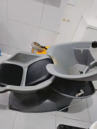 Venda de uma cadeira completa de salão e uma bancada de unha em gel