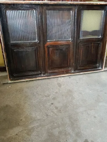 Janelão para quarto madeirado.