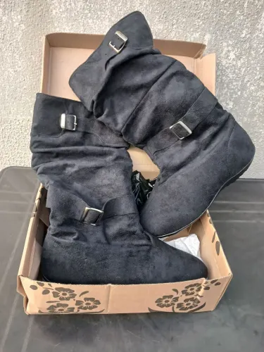 Vendo botas feminina nova