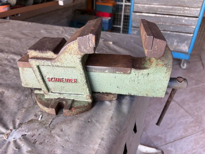 torno de bancada (ou morsa) antigo da marca Schneider