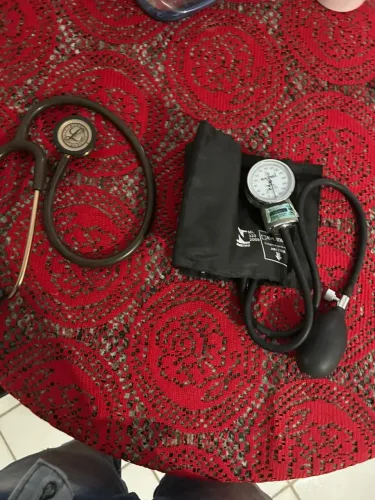 Vendi kit de médico, estetoscópio littmann classic do marron, na loja ele é 1000 reais.