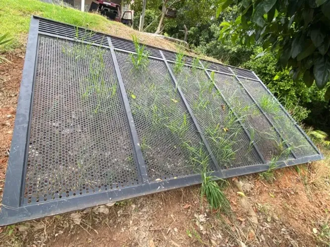 Portão de correr em chapa tipo moeda reforçado